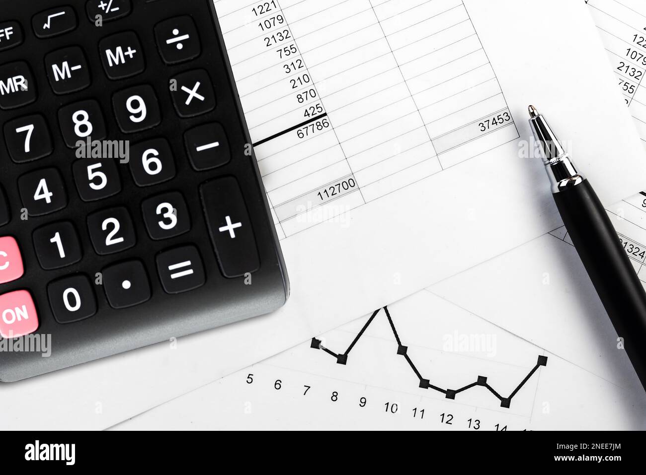 concetto di business contabile e contabile, calcolatrice e penna su schede tecniche e carte stampate Foto Stock