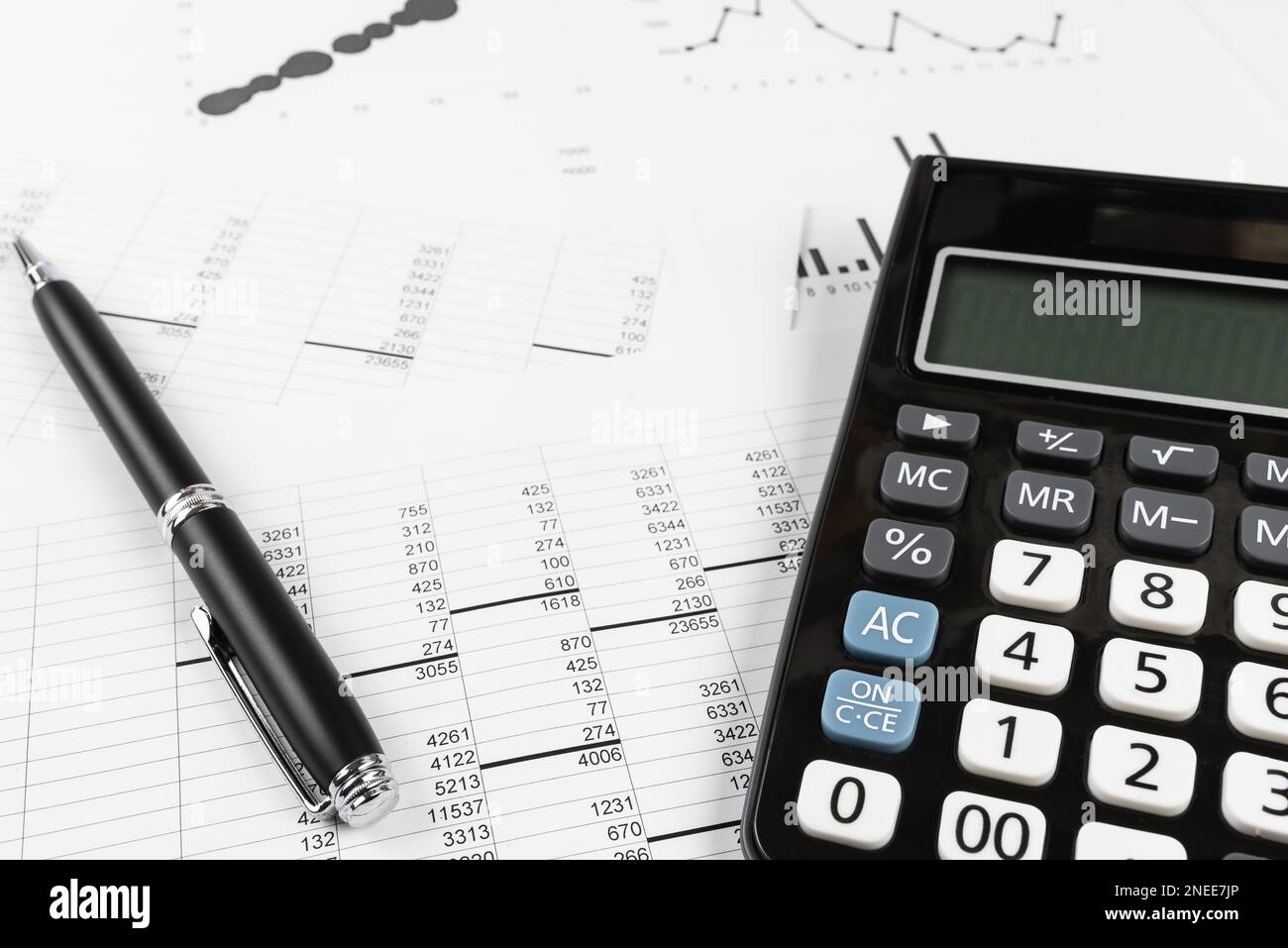 concetto di business contabile e contabile, calcolatrice e penna su schede tecniche e carte stampate Foto Stock