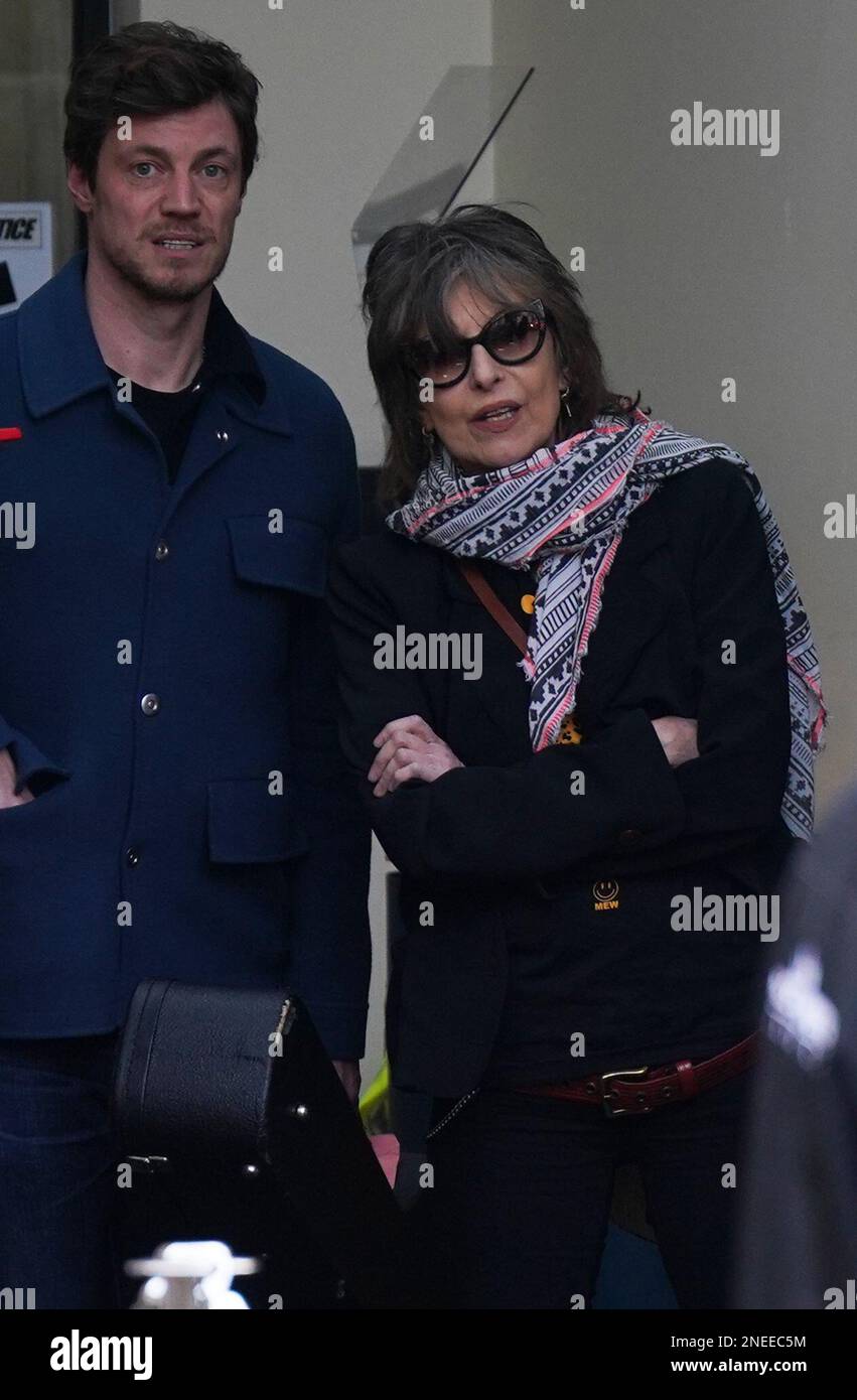 Chrissie Hynde dopo un servizio commemorativo per onorare e celebrare la vita della stilista Dame Vivienne Westwood alla Southwark Cathedral, Londra, che morì a 81 anni nel mese di dicembre. Data immagine: Giovedì 16 febbraio 2023. Foto Stock