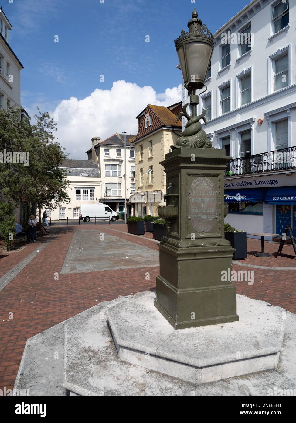 EASTBOURNE, EAST SUSSEX/UK - GIUGNO 16 : Vista della fontana di acqua potabile Elizabeth Curling a Eastbourne il 16 Giugno 2020. Tre persone non identificate Foto Stock