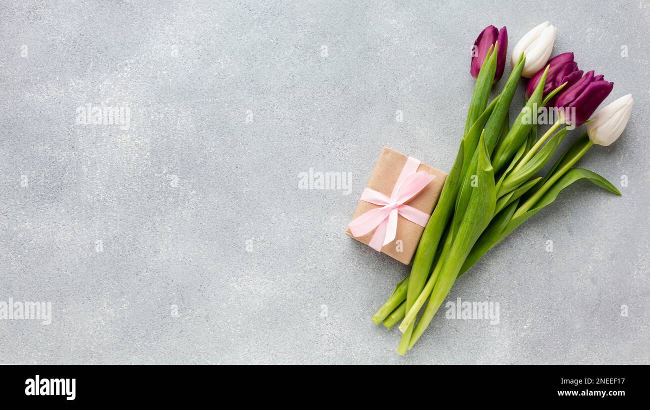 tulipani bouquet con spazio copia regalo avvolto Foto Stock