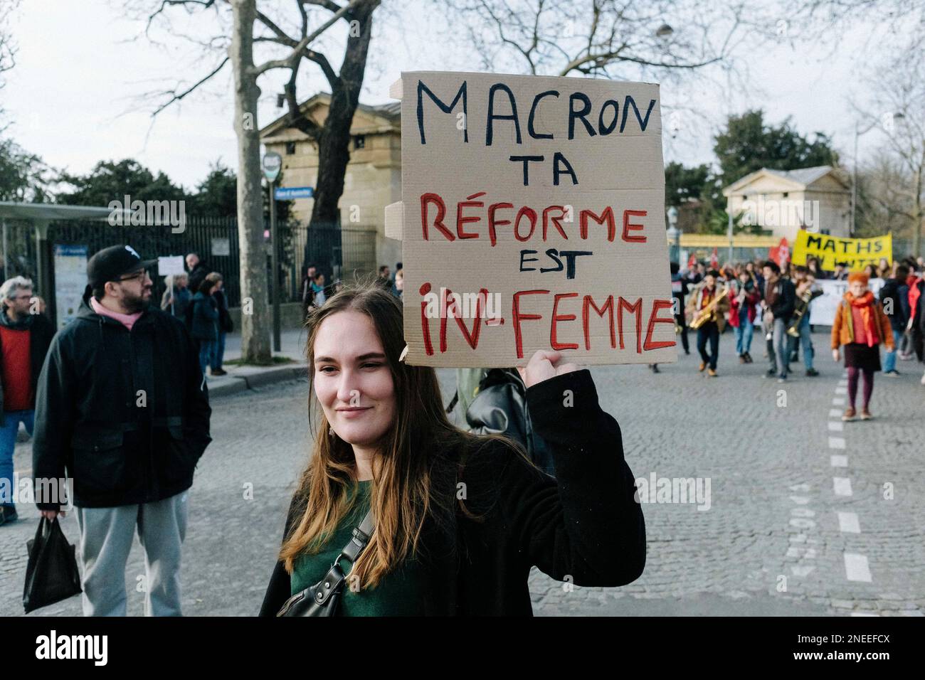 Francia / Parigi, 16/02/2023, Jan Schmidt-Whitley/le Pictorium - dimostrazione del 16 febbraio contro la riforma delle pensioni - 16/2/2023 - Francia / Parigi / Parigi - Una giovane donna con un segno: Macron la vostra riforma è in-femme sottolineando il carattere discriminatorio di questa riforma. Decine di migliaia di manifestanti si sono riuniti a Parigi per protestare contro la riforma pensionistica del governo di Borne su richiesta dell'interUnione. Foto Stock