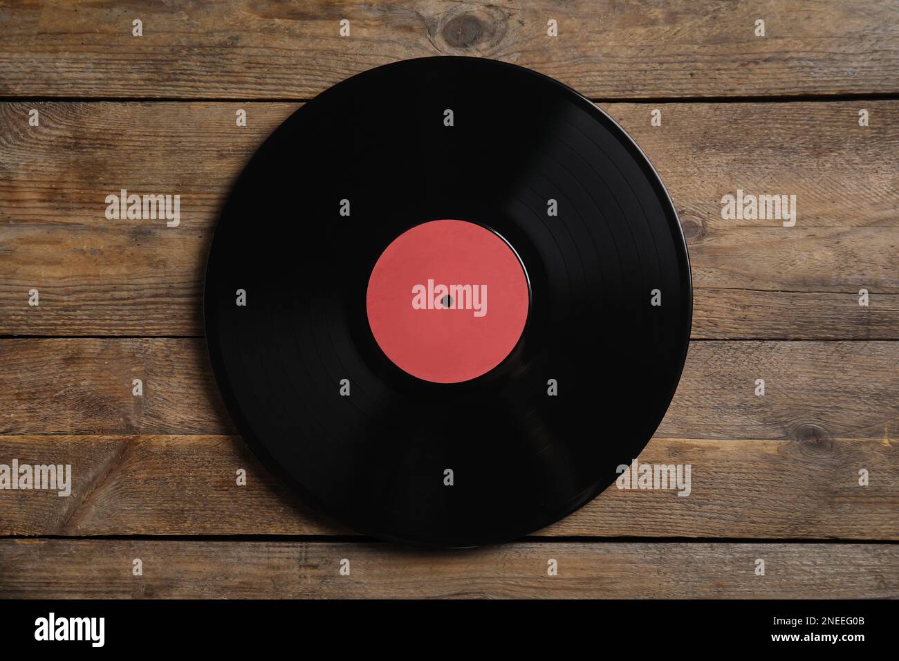 Disco in vinile vintage su sfondo in legno, vista dall'alto Foto Stock