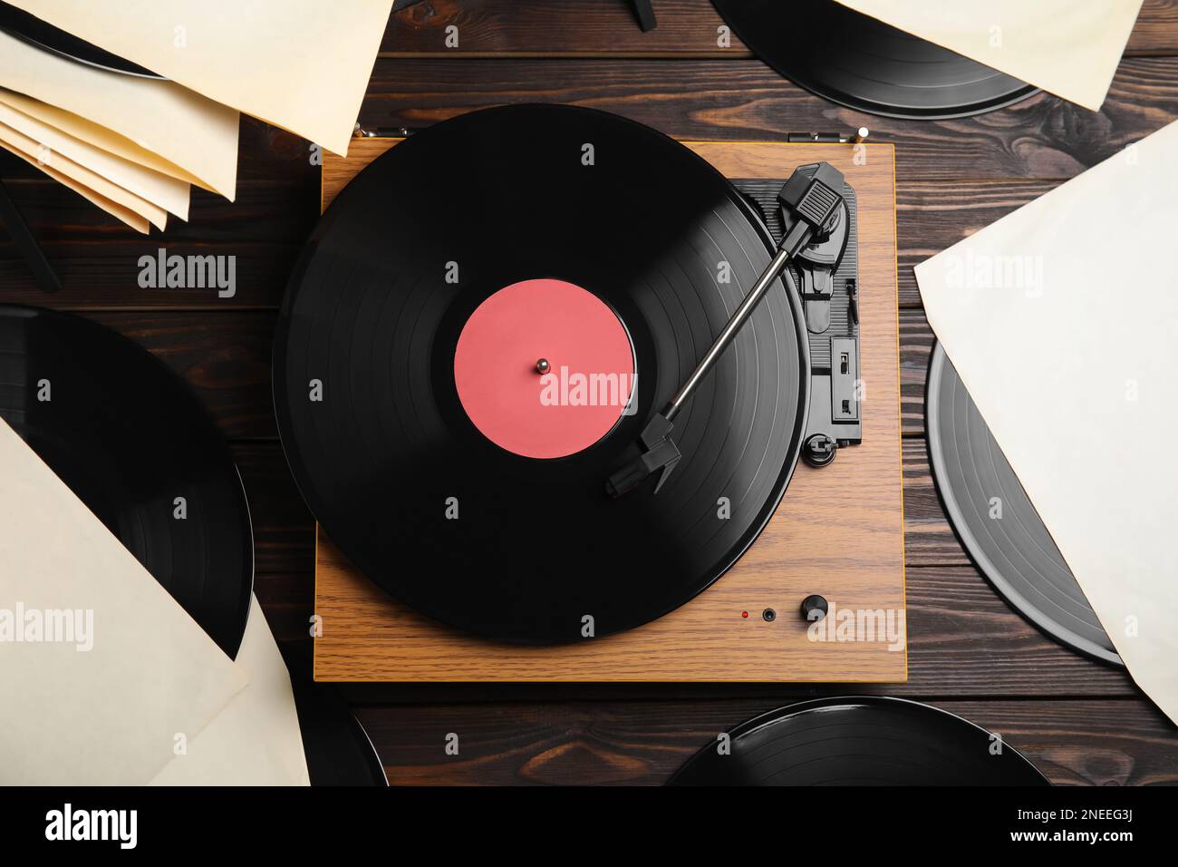 Dischi in vinile e riproduttori moderni su sfondo di legno, a giacitura piatta Foto Stock