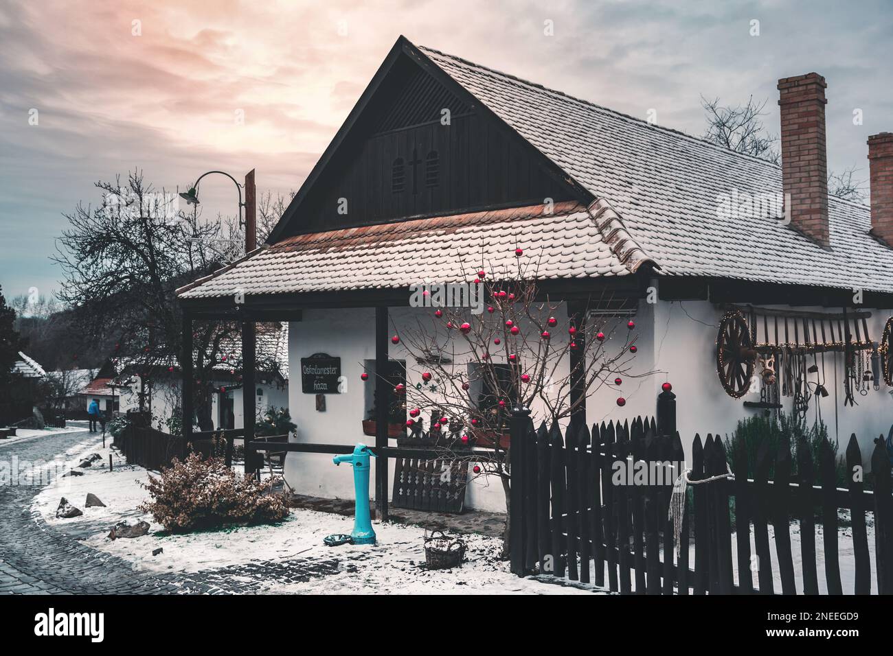 Hollókő vecchio villaggio è noto in tutto il mondo per la sua conservazione delle tradizioni Palóc e dello stile architettonico popolare, Ungheria Foto Stock