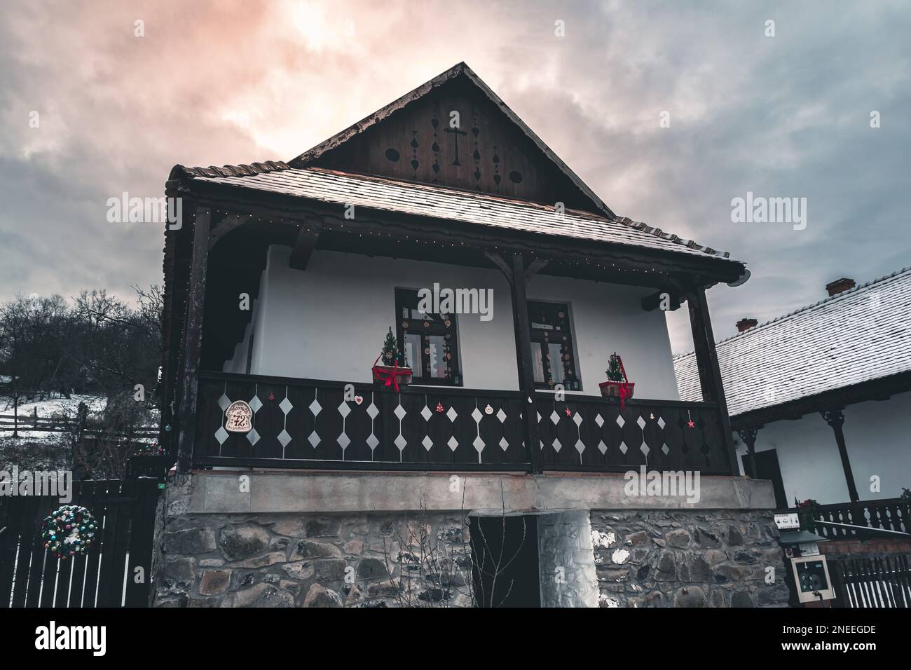 Hollókő vecchio villaggio è noto in tutto il mondo per la sua conservazione delle tradizioni Palóc e dello stile architettonico popolare, Ungheria Foto Stock