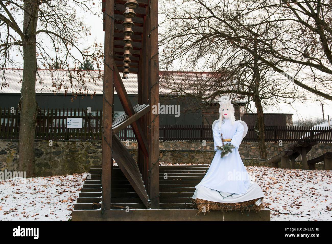 Campane nel villaggio di Hollókő in un'atmosfera festosa, angelo con burattino di paglia, Ungheria Foto Stock