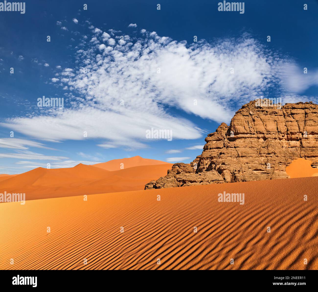 Dune di sabbia e rocce del deserto del Sahara, Tadrart, Algeria Foto Stock