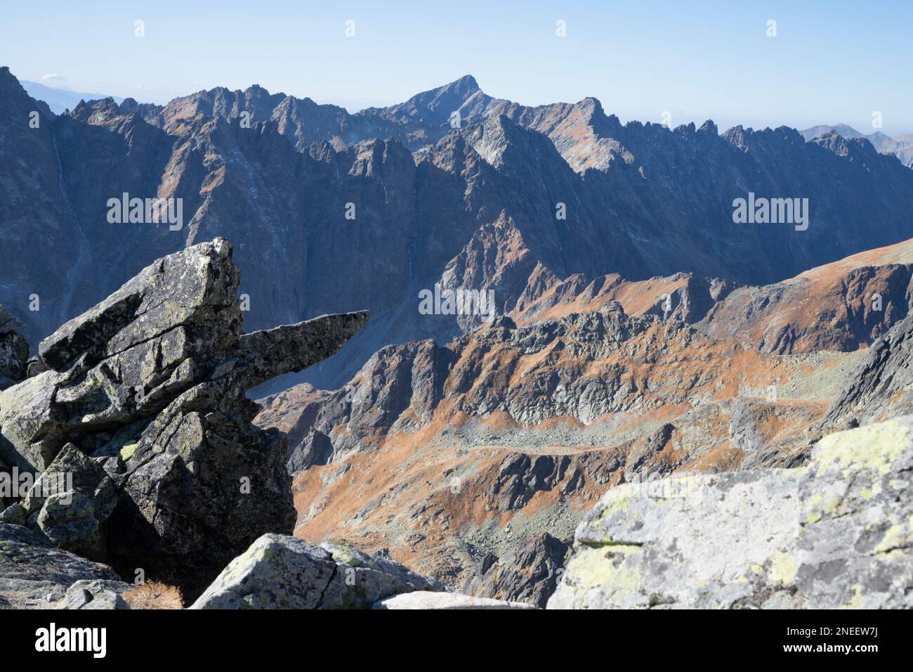 Alti Tatra - Slovacchia - il panorama di con le cime di Satana e Krivan sullo sfondo dalla vetta di Rysy. Foto Stock