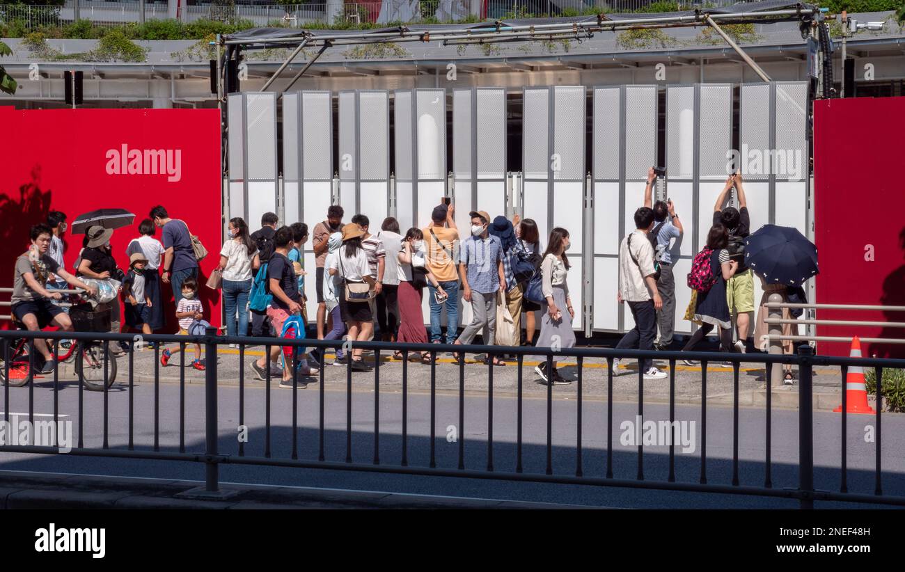 Una folla cerca di fotografare lo Stadio Olimpico di Tokyo. Foto Stock