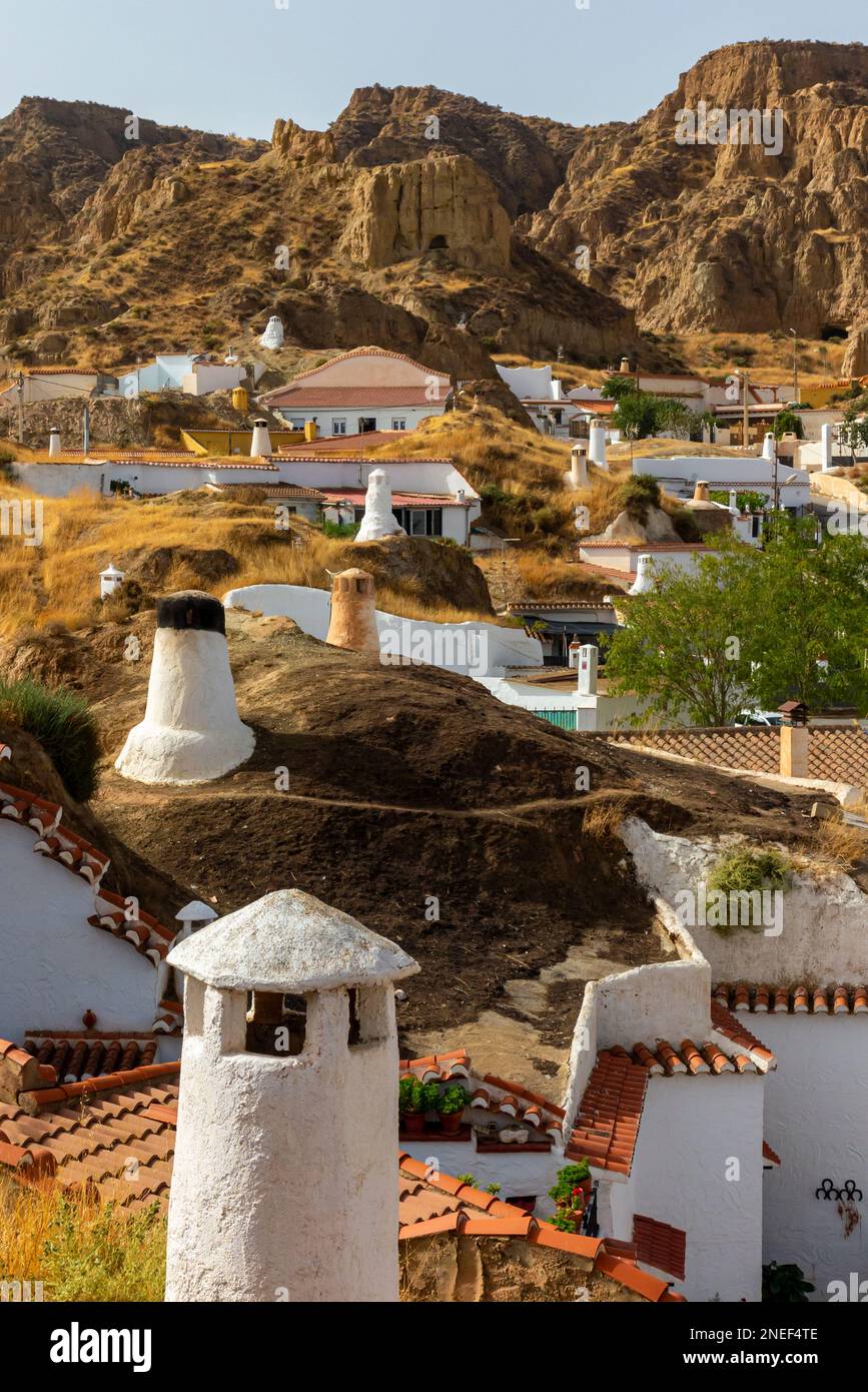 Camini di case sotterranee grotta nel Barrio de Cuevas di Guadix, una città in Andalusia, nel sud della Spagna. Foto Stock