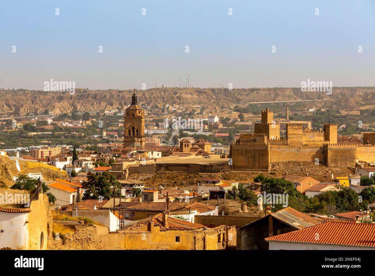 Vista che guarda a nord dalla zona del Barrio de Cuevas di Guadix una città in Andalusia, nel sud della Spagna, con la cattedrale e la fortezza di Alcazaba visibili. Foto Stock