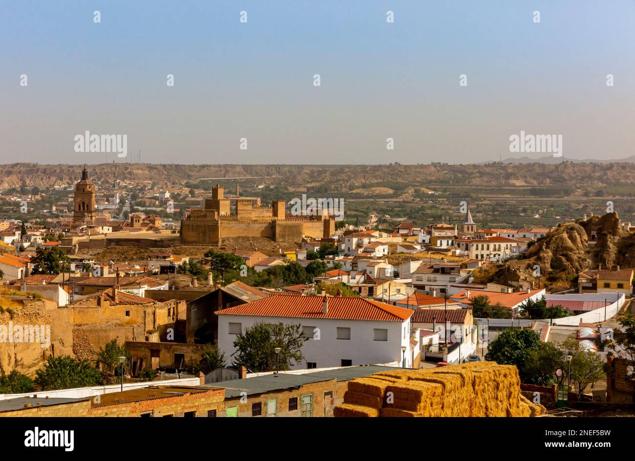 Vista che guarda a nord dalla zona del Barrio de Cuevas di Guadix una città in Andalusia, nel sud della Spagna, con la cattedrale e la fortezza di Alcazaba visibili. Foto Stock