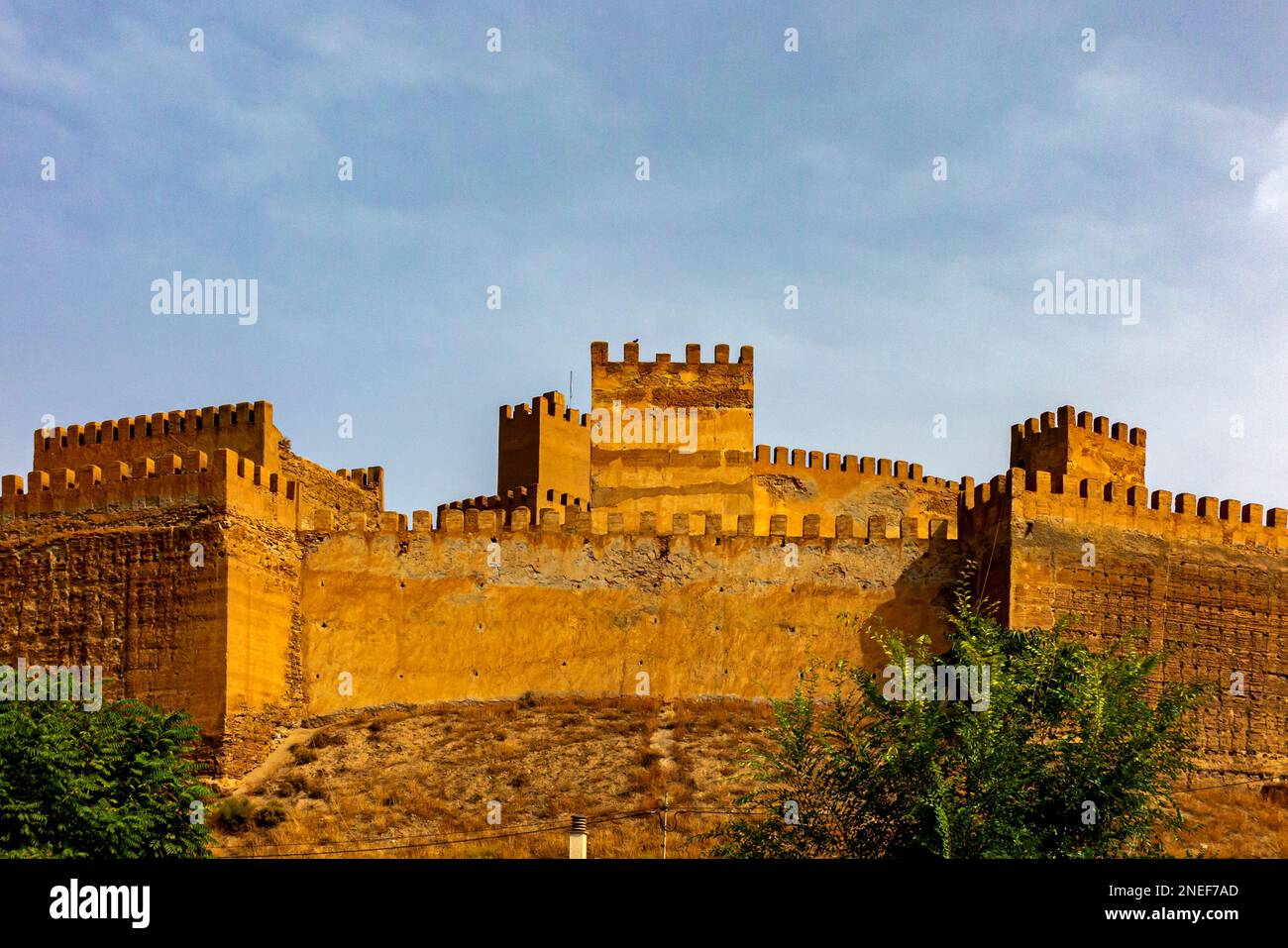 L'Alcazaba moresca o fortezza nel centro di Guadix una città nella provincia di Granada in Andalusia, nel sud della Spagna. Foto Stock