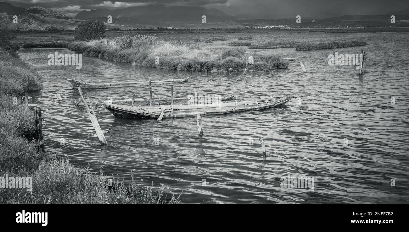 i pescatori locali hanno semplicemente lasciato le loro barche dopo che il parco naturale era lì e chiuso per la pesca Foto Stock