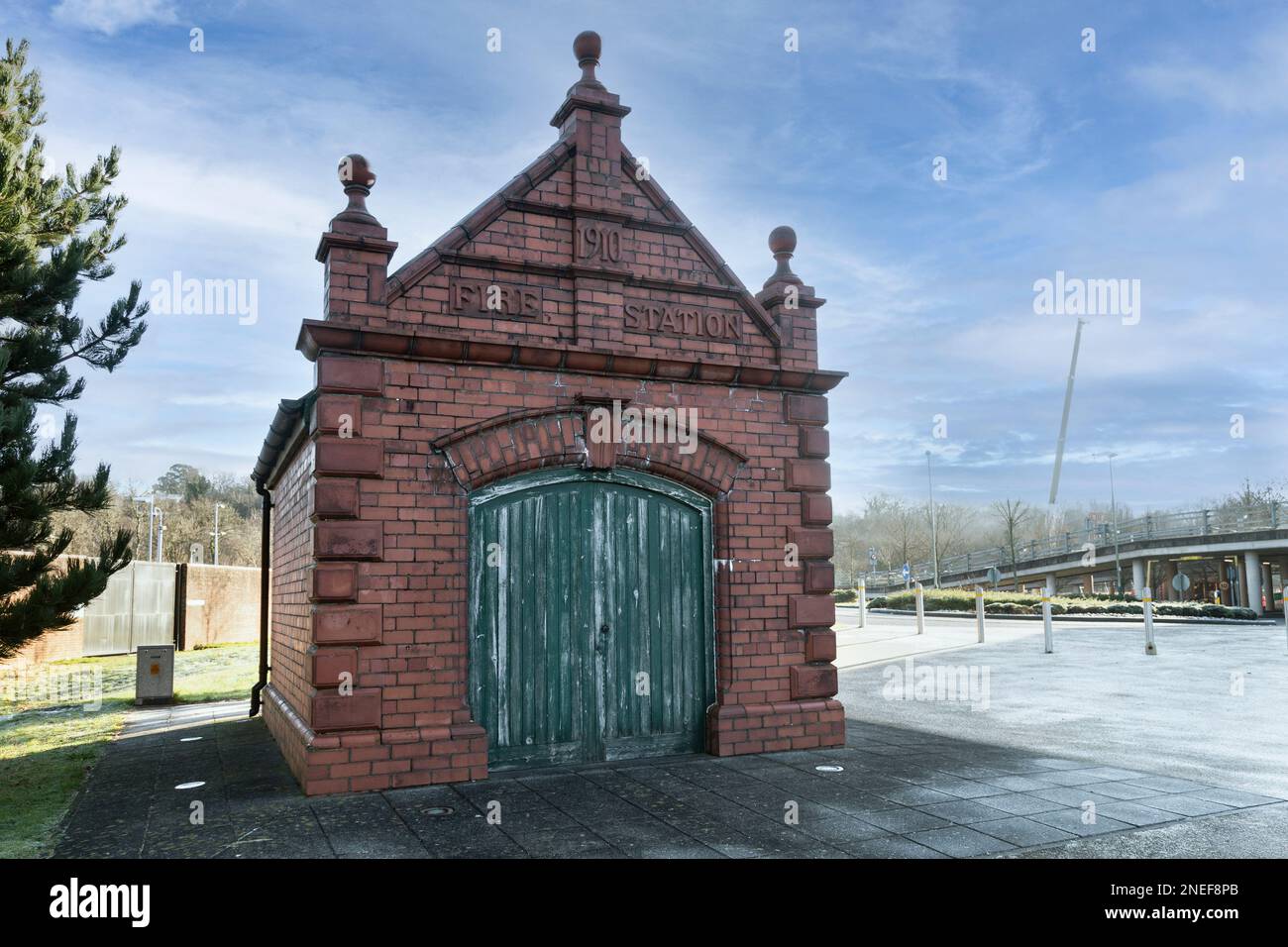 Una vecchia stazione dei vigili del fuoco, datata 1910 nel parco dell'ospedale Ystrad Fawr, Ystrad Mynach. Un edificio classificato di II grado, Foto Stock