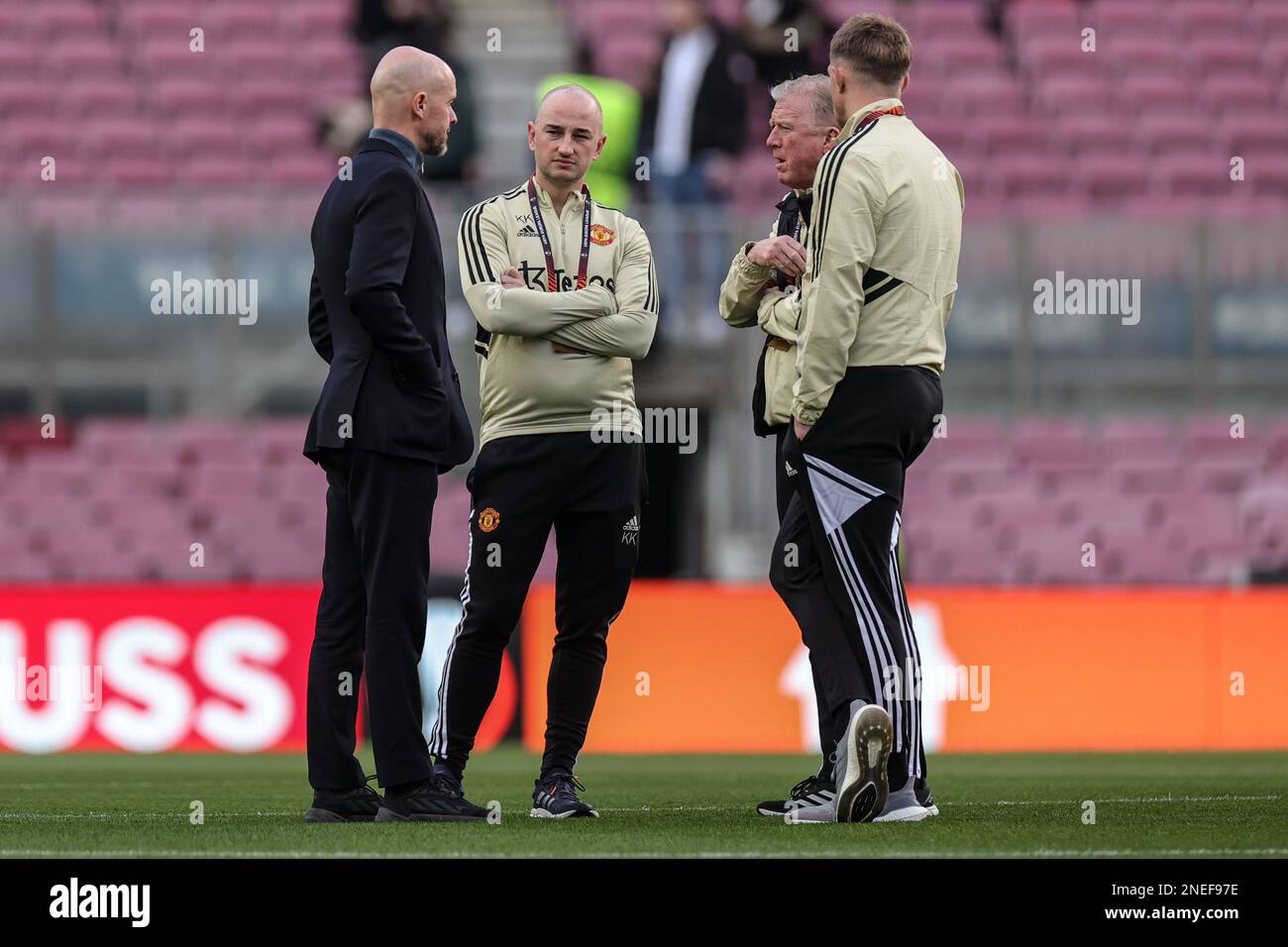 Barcellona, Spagna. 16th Feb, 2023. Erik ten Hag manager del Manchester United con il personale di coaching e Steve McLaren prima della UEFA Europa League Knockout Round Play-offs Barcellona vs Manchester United a Spotify Camp Nou, Barcellona, Spagna, 16th febbraio 2023 (Foto di Mark Cosgrove/News Images) a Barcellona, Spagna il 2/16/2023. (Foto di Mark Cosgrove/News Images/Sipa USA) Credit: Sipa USA/Alamy Live News Foto Stock