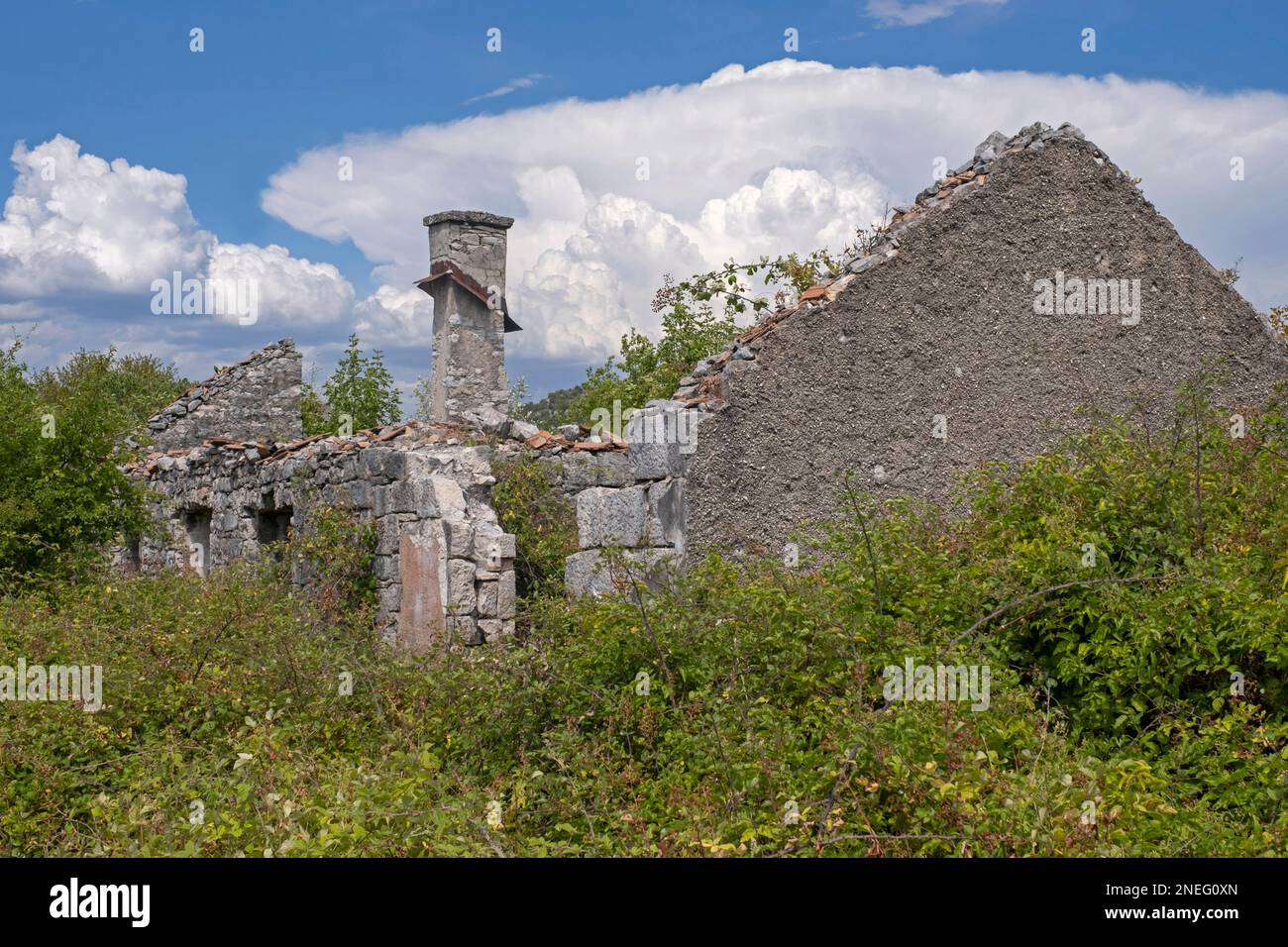 Casa in rovina nel villaggio di Hum, abbandonato durante la guerra bosniaca, Trebinje, Republika Srpska, Bosnia-Erzegovina Foto Stock