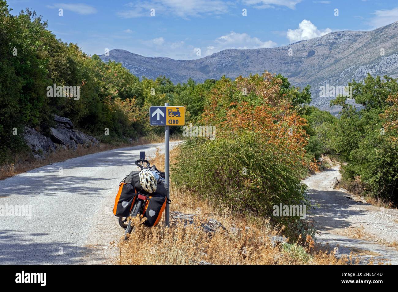 Bici da trekking sul Ciro Trail, percorso ciclabile da Dubrovnik a Mostar lungo la linea ferroviaria interrotta nella Bosnia-Erzegovina sud-occidentale Foto Stock