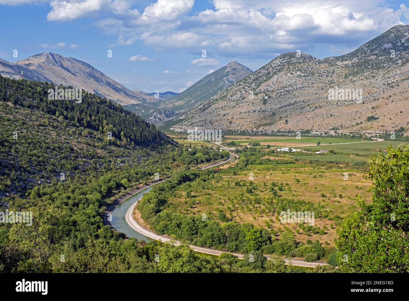Valle con canale di irrigazione in Bosnia-Erzegovina sud-occidentale rurale in estate Foto Stock