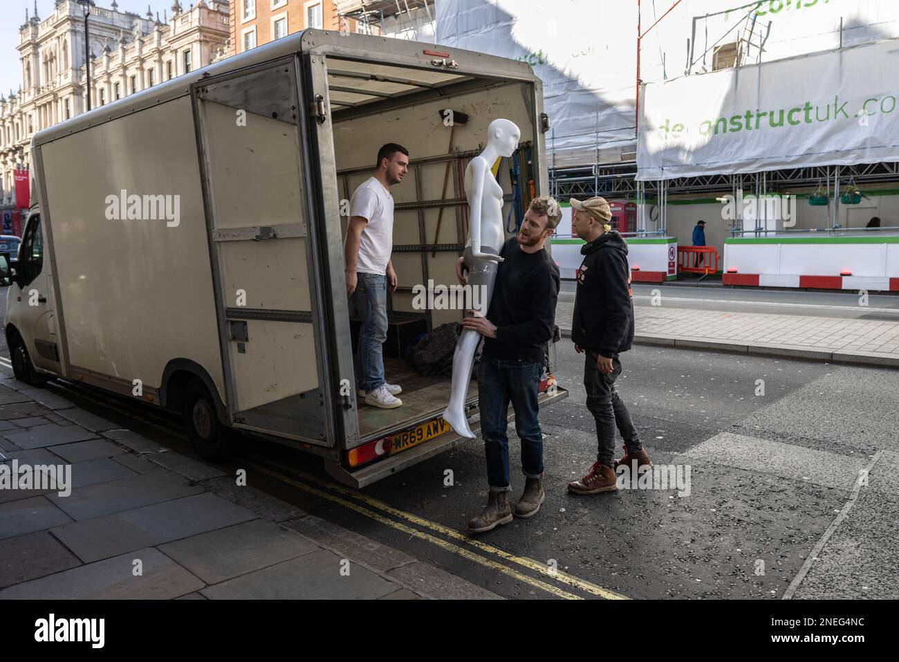 I lavoratori delle rimozioni trasportano i manichini in un negozio di Piccadilly, prima dell'apertura di un nuovo negozio di vendita al dettaglio, nel centro di Londra, Inghilterra, Regno Unito Foto Stock