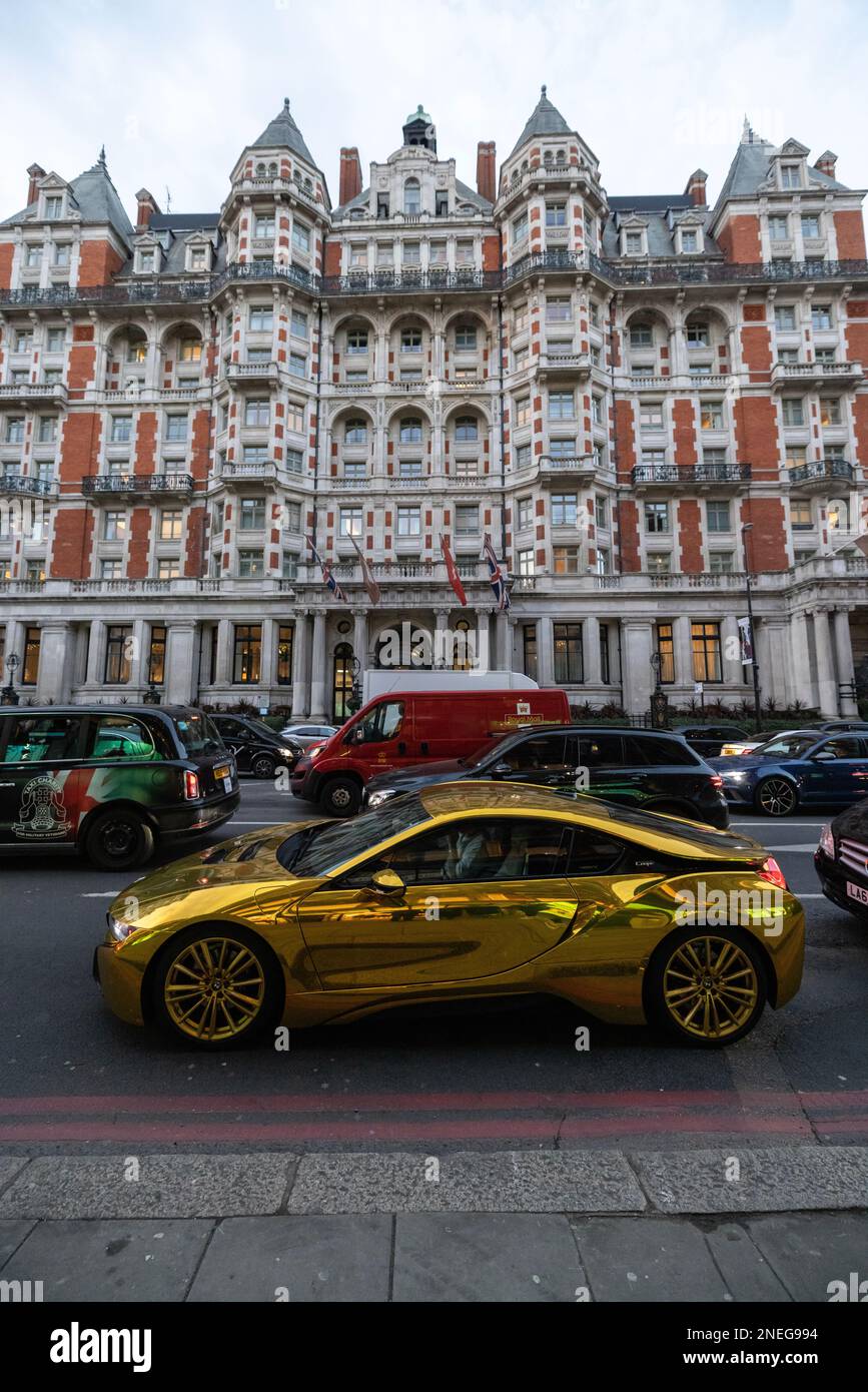 L'auto Luxury Gold BMW Coupe ha raggiunto il traffico delle ore di punta lungo Knightsbridge, nel centro di Londra, Inghilterra, Regno Unito Foto Stock