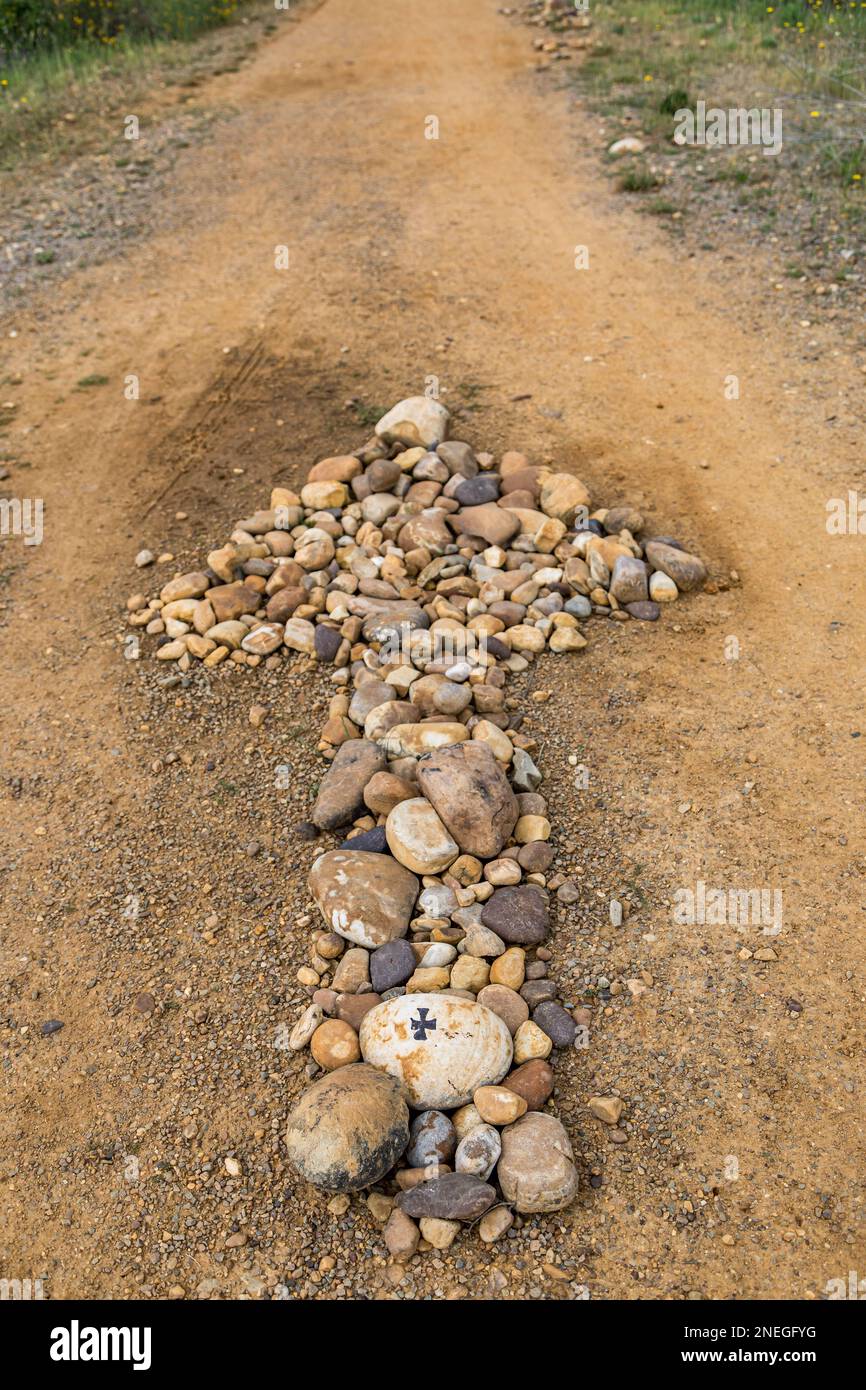 grande freccia di pietra fatta di pietre e ciottoli, trovata lungo il Cammino Francese, Cammino per Santiago di Compostela, Spagna Foto Stock
