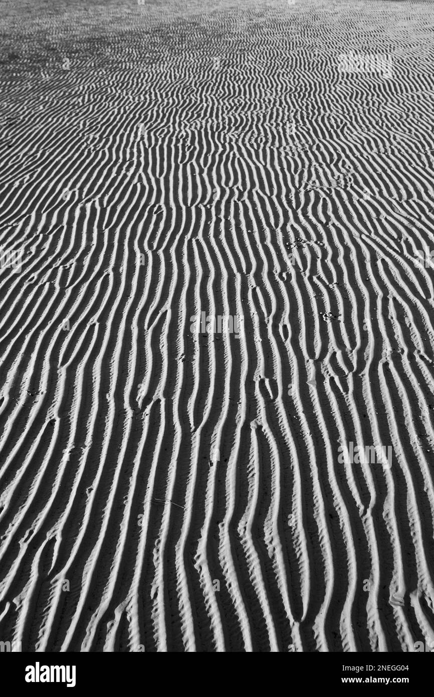 Le increspature sono rimaste nella sabbia a Jenny Brown’s Point vicino al villaggio di Silverdale con la bassa marea. Morecambe Bay è nota per i suoi tramonti, saline, cif Foto Stock