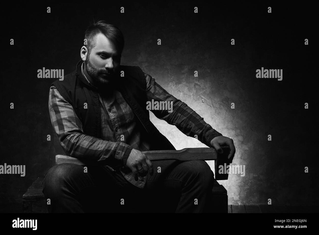 Axeman dall'aspetto pericoloso. Lumberjack con arma Foto Stock