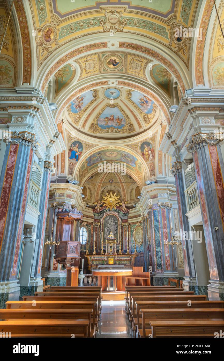 IVREA, ITALIA - 15 LUGLIO 2022: La navata della chiesa di San Salvatore. Foto Stock