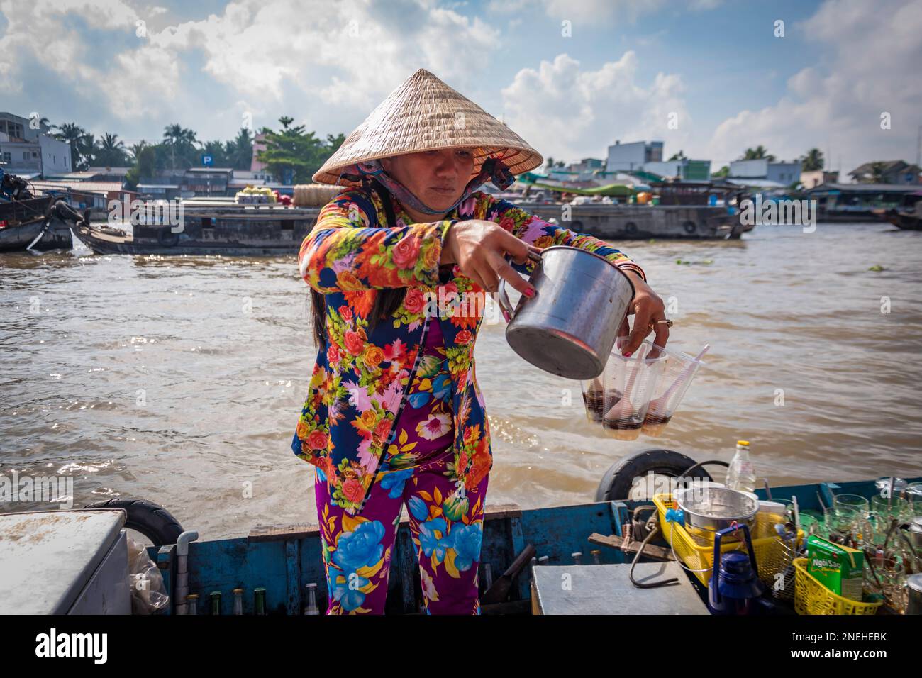 Venditore su una barca di fiume che vende caffè. Foto Stock