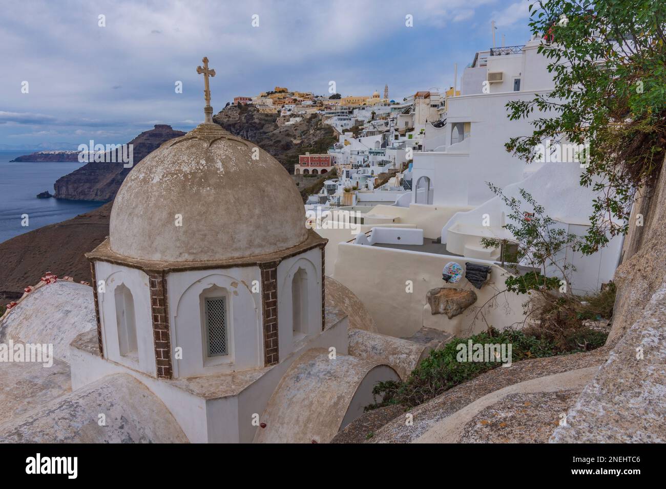 Il villaggio di Fira arroccato sulla caldera di Santorini Foto Stock