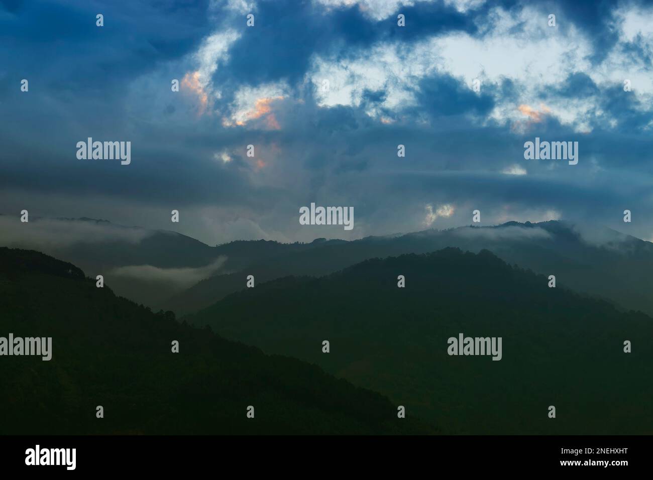 Nuvole colorate sopra la catena montuosa dell'Himalaya dopo che il sole è tramontato oltre le cime delle montagne. Dopo il sole tramonta l'immagine di riserva della natura , ripresa a Okhrey, Sikkim Foto Stock