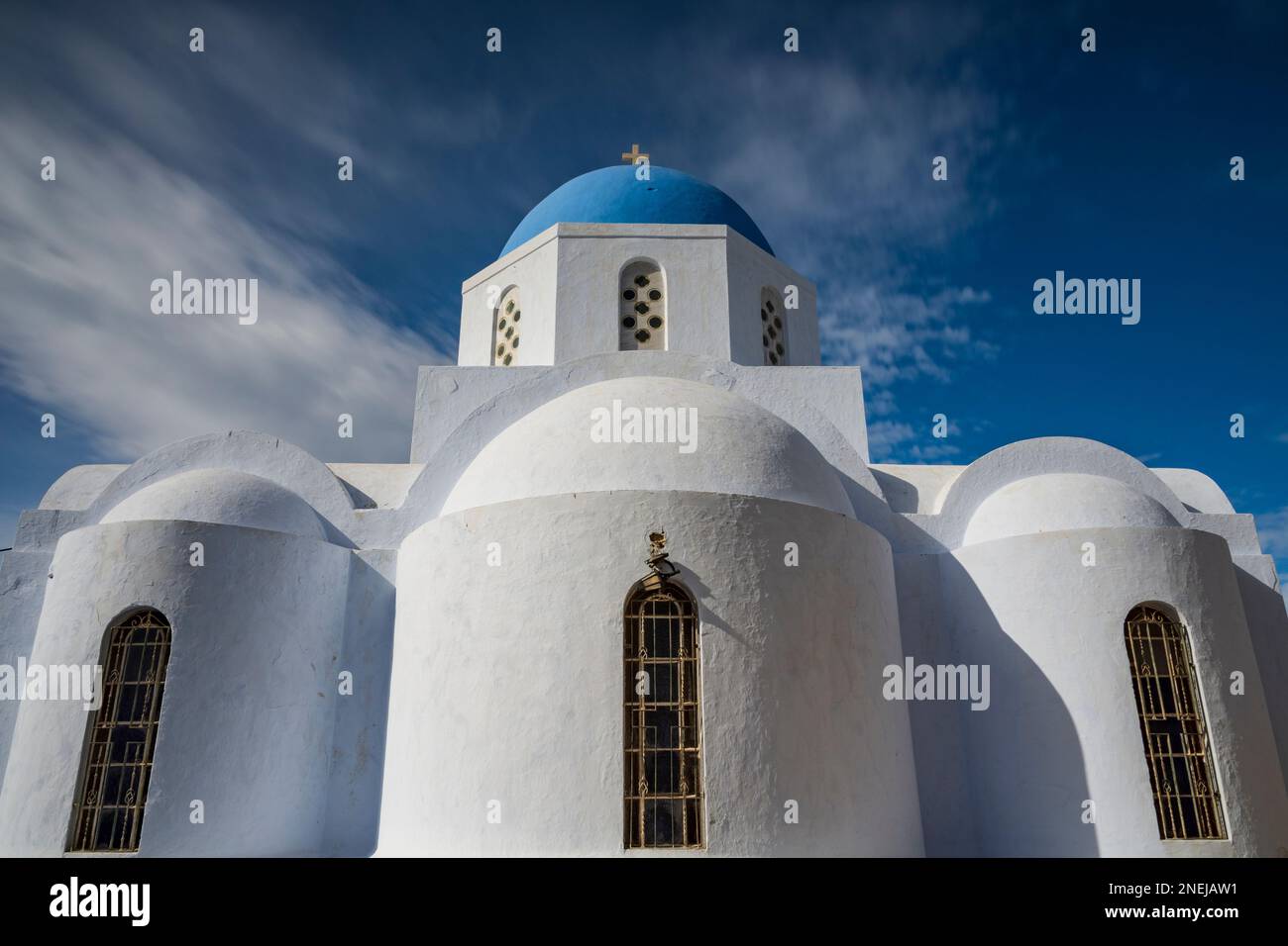 La chiesa di Santa Teodosia nel villaggio di Pyrgos Kallistis, Santorini Foto Stock