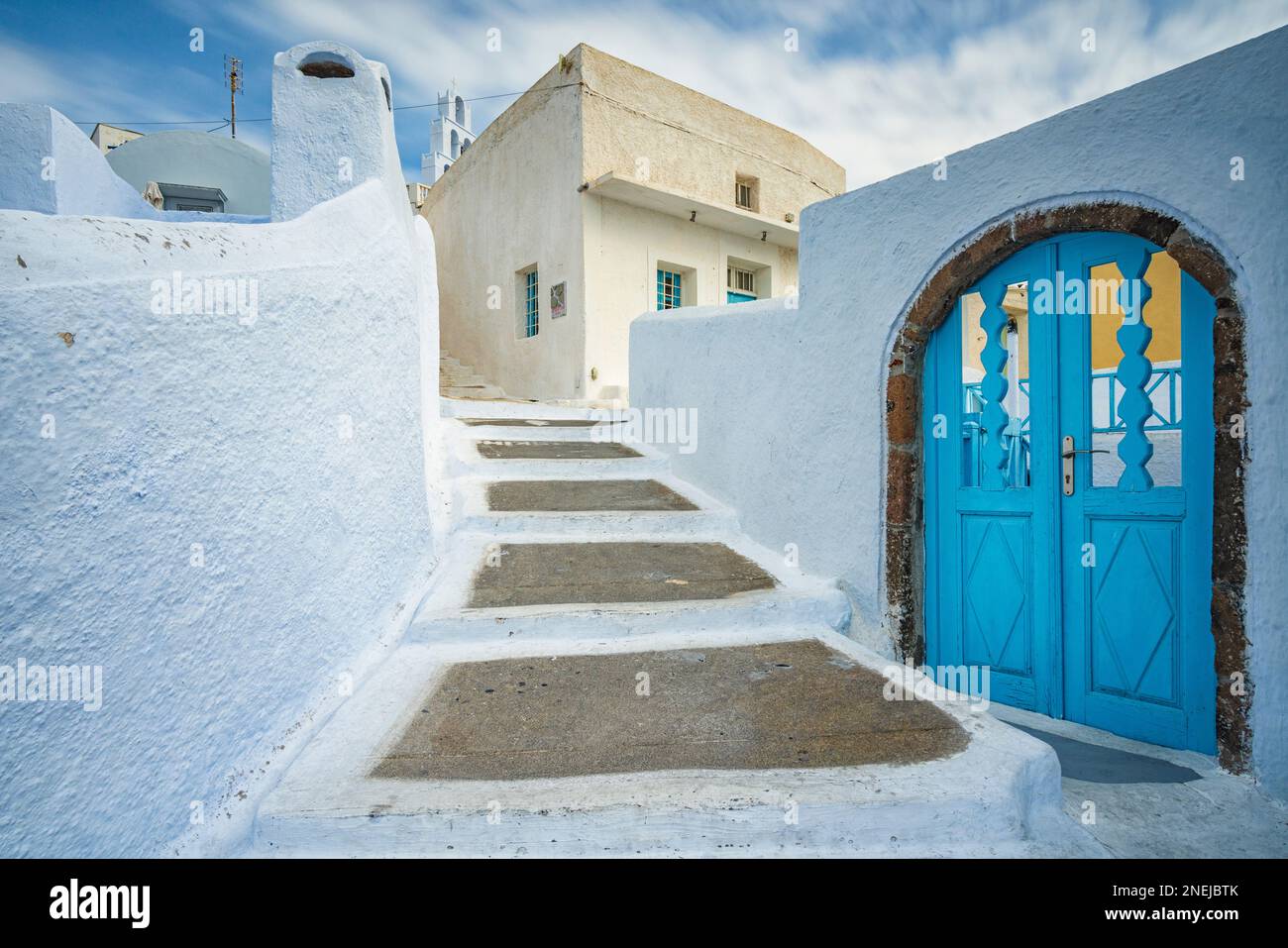 Caratteristico vicolo nel villaggio di Pyrgos Kallistis, Santorini Foto Stock