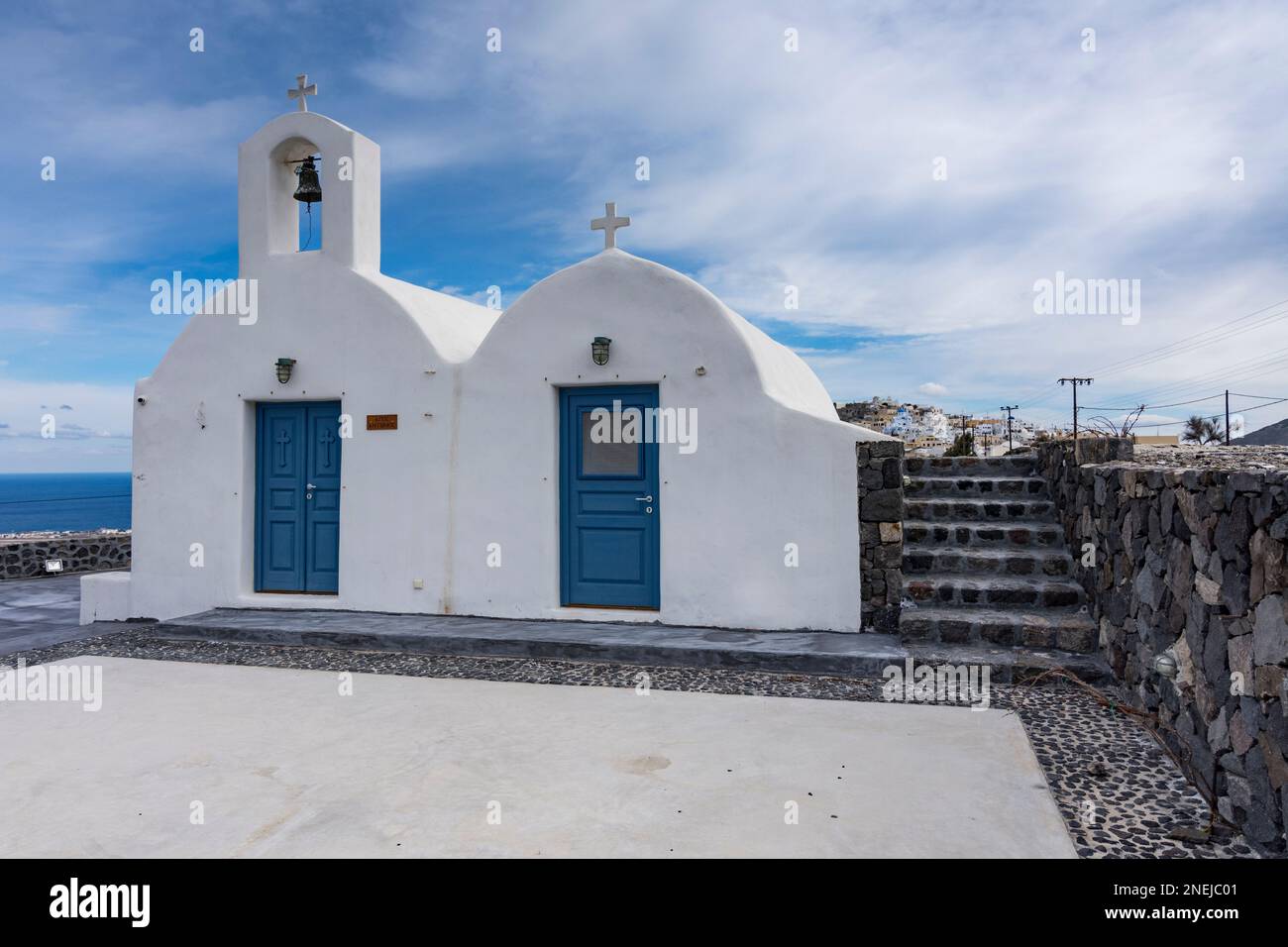 Tipica cappella ortodossa nel villaggio di Pyrgos Kallistis, Santorini Foto Stock