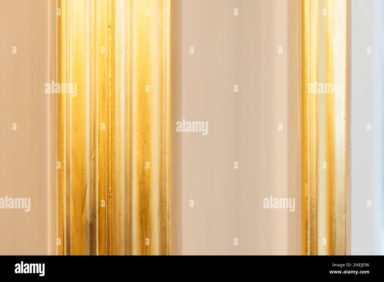 Decorazioni a parete stampate con elementi verticali color oro, design d'interni classico Foto Stock