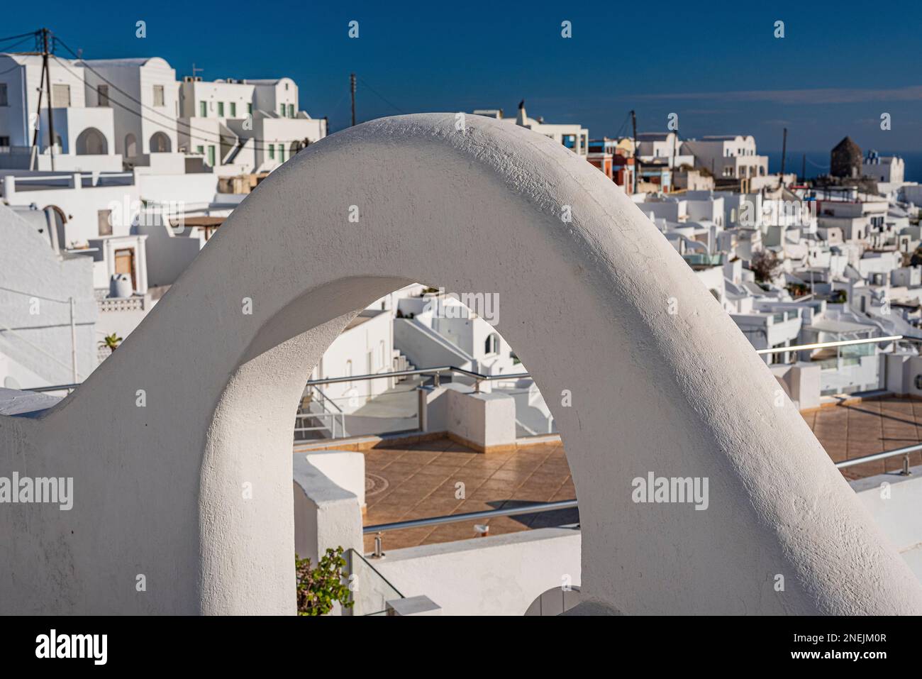 Vista panoramica del villaggio di Imerovigli da un arco dipinto di bianco, Santorini Foto Stock