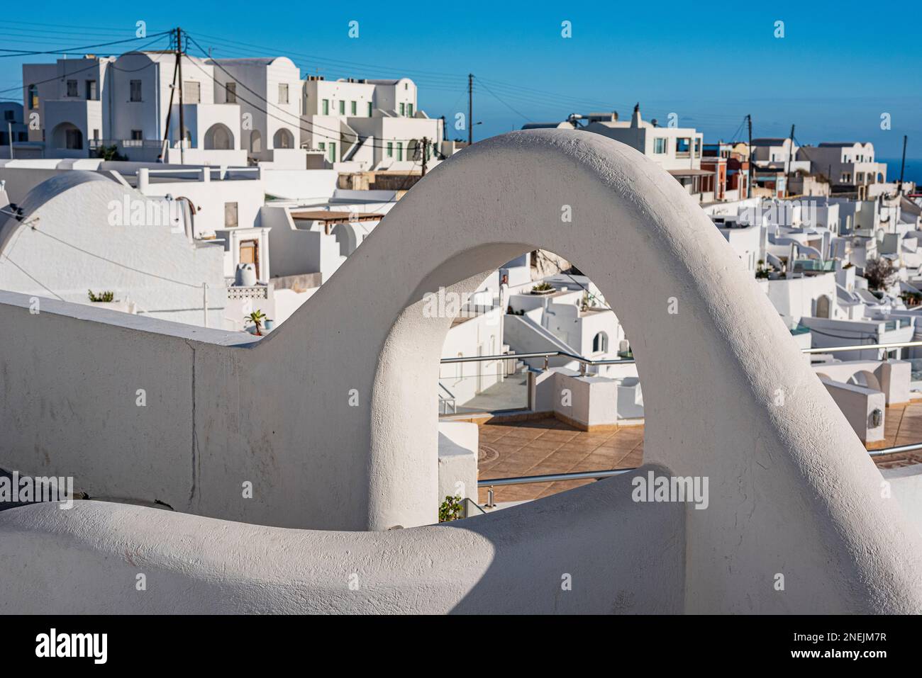 Vista panoramica del villaggio di Imerovigli da un arco dipinto di bianco, Santorini Foto Stock