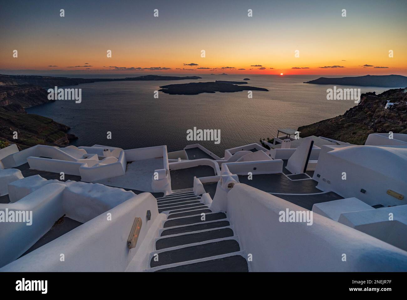 Vista panoramica sulla caldera al crepuscolo dal villaggio di Imerovigli, Santorini Foto Stock