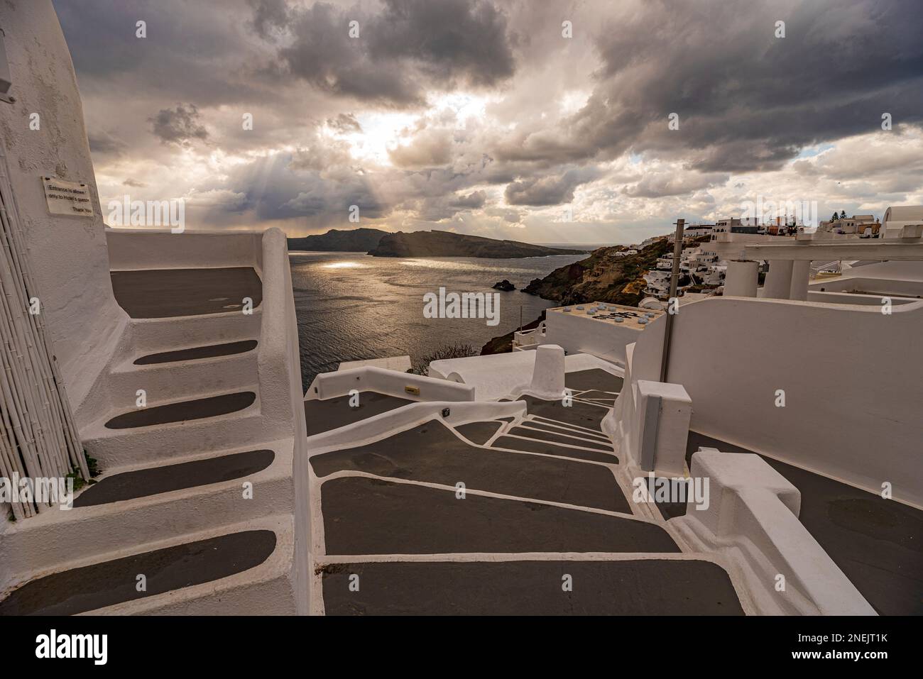 Caratteristica scalinata con grandi gradini grigi, Santorini Foto Stock