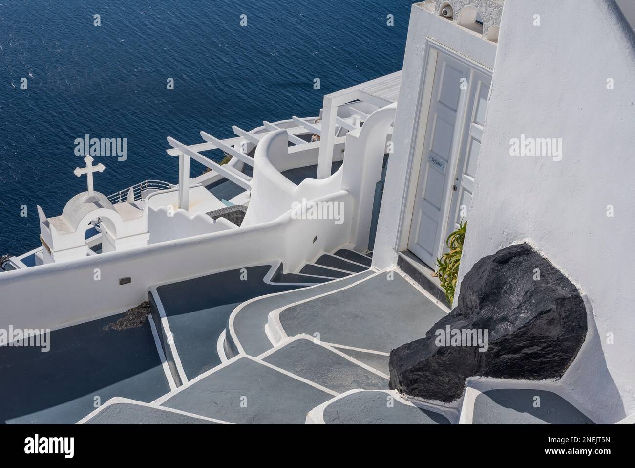 Roccia ornamentale in una tipica scala di Santorini Foto Stock