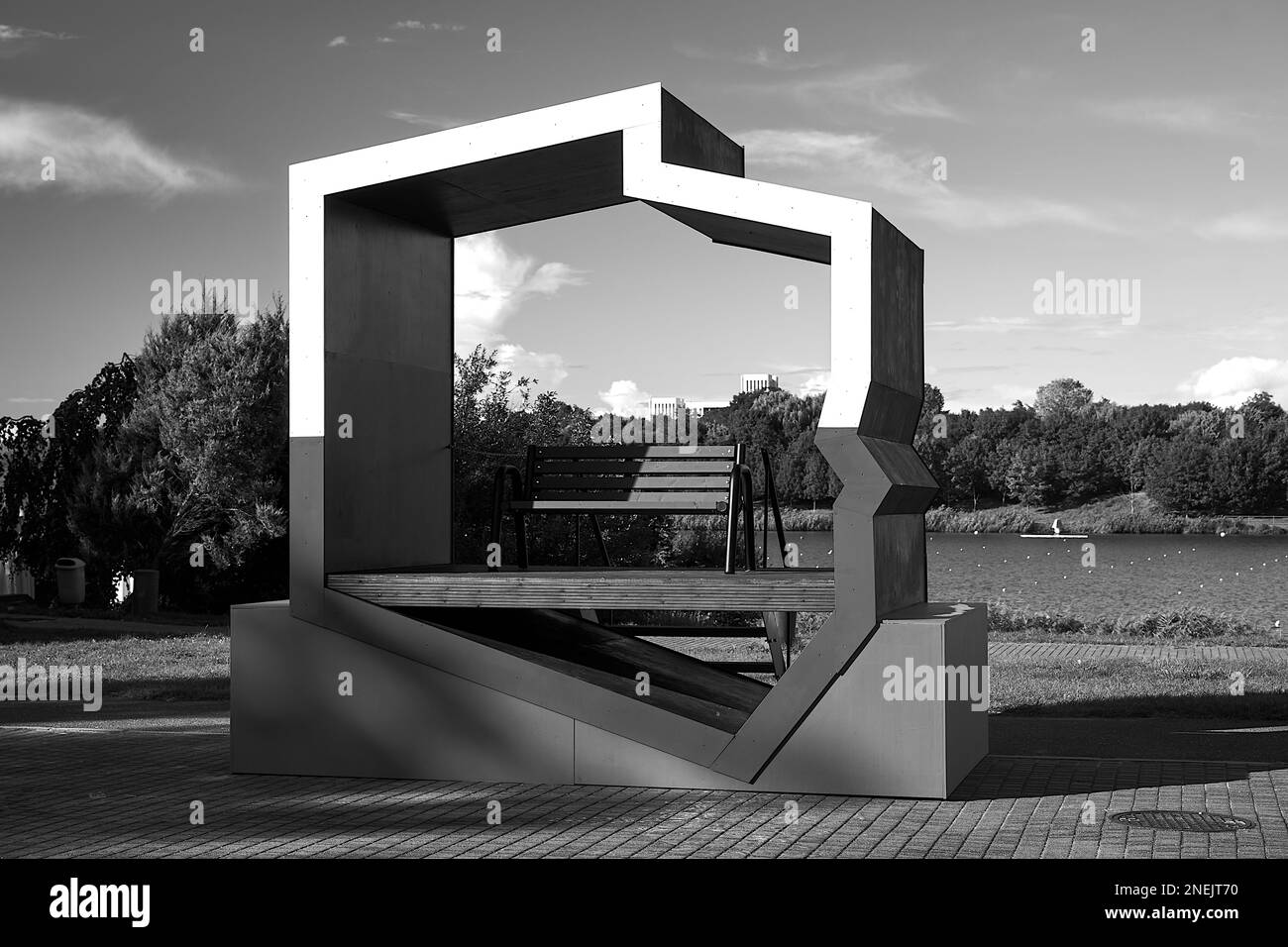 Panchina patriottica nel parco vicino al lago nella città di Poznan, monocromatico Foto Stock