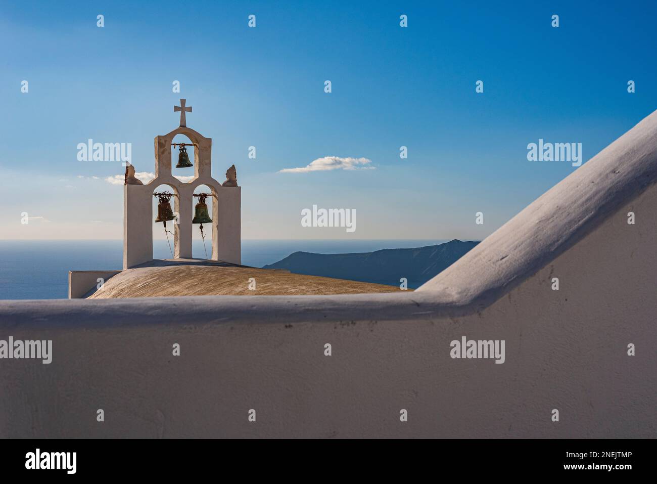 Caratteristico campanile imbiancato che si affaccia sulla caldera di Santorini Foto Stock