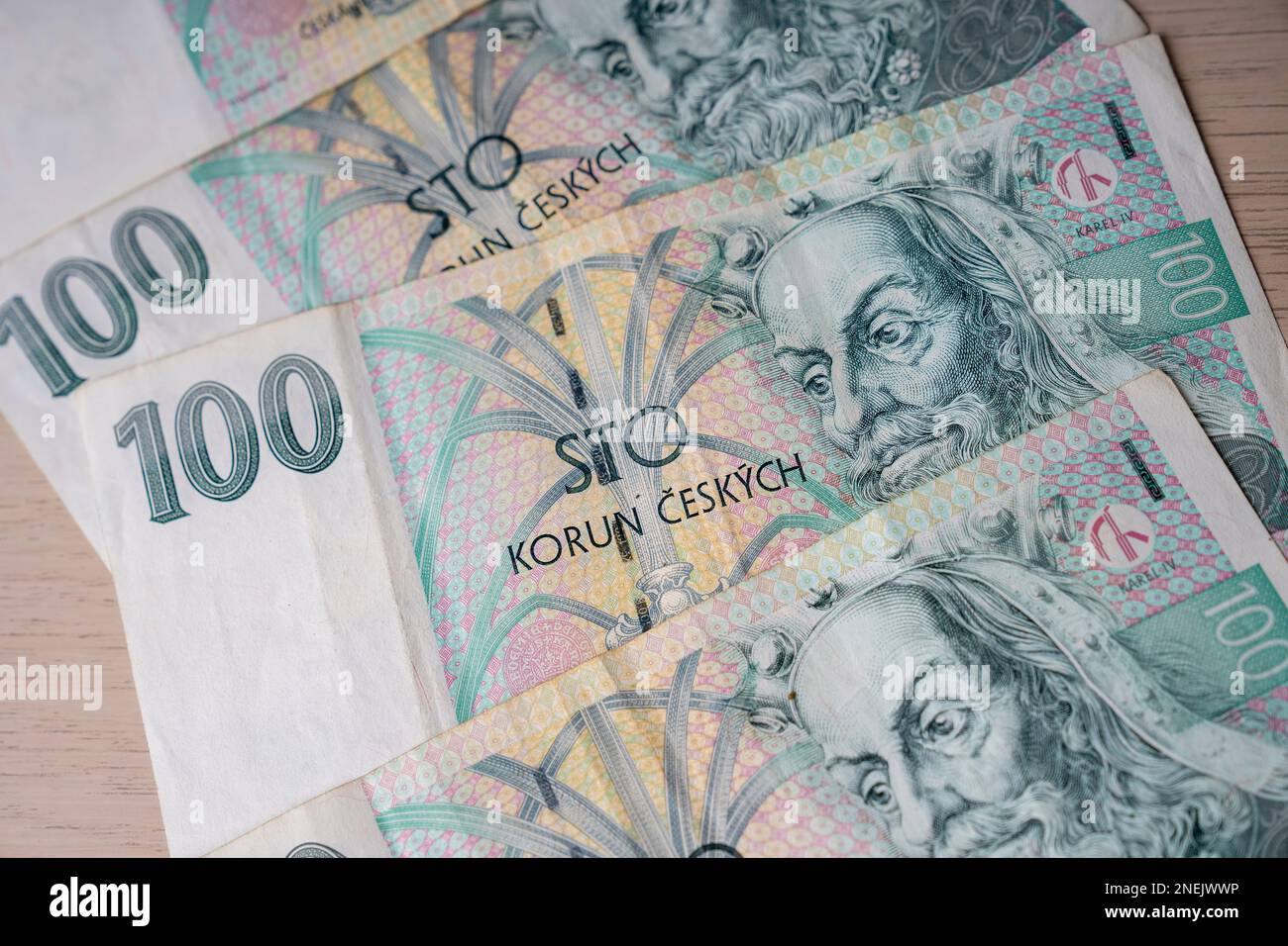 Banconota da 100 korun della Repubblica ceca. Ritratto di Re Karel IV o Carlo IV in denaro ceco. Moneta europea. Foto Stock