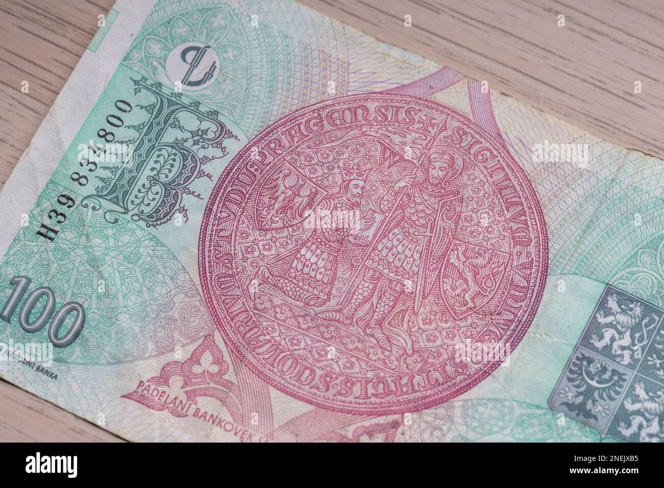 Banconota da 100 korun della Repubblica ceca. Ritratto di Re Karel IV o Carlo IV in denaro ceco. Moneta europea. Foto Stock