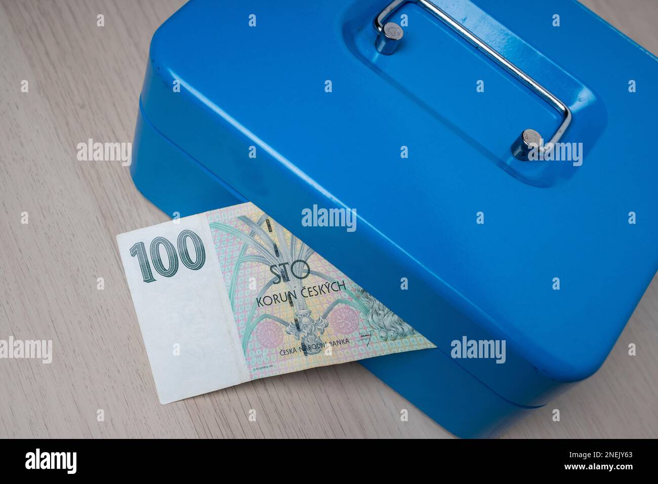 Banconota da 100 korun della Repubblica ceca. Ritratto di Re Karel IV o Carlo IV in denaro ceco. Moneta europea. Foto Stock