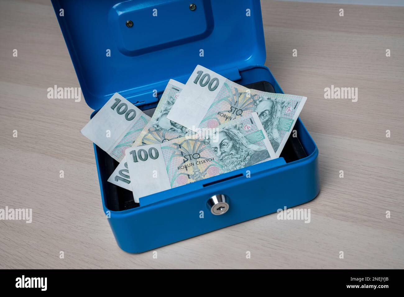 Banconota da 100 korun della Repubblica ceca. Ritratto di Re Karel IV o Carlo IV in denaro ceco. Moneta europea. Foto Stock