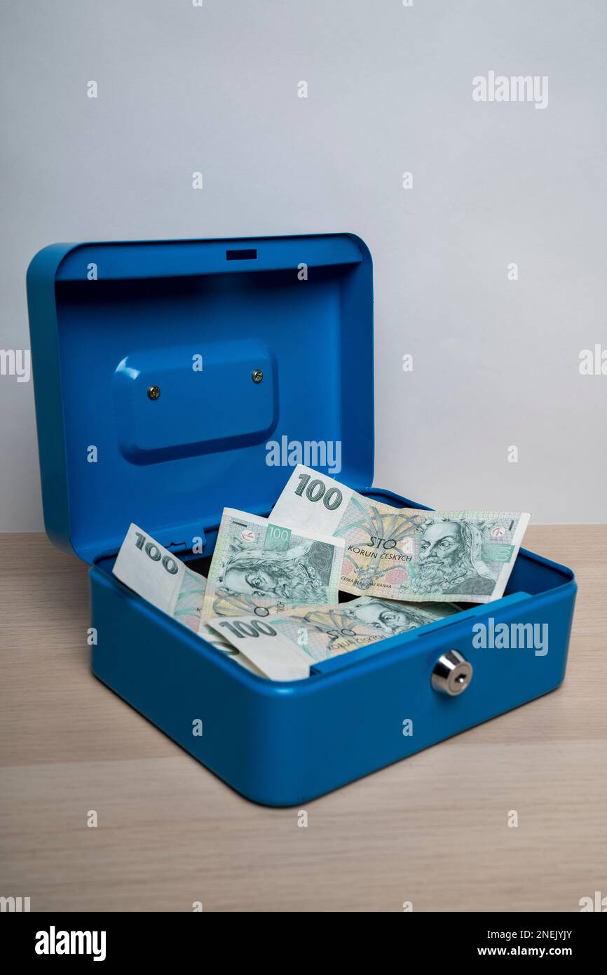 Banconota da 100 korun della Repubblica ceca. Ritratto di Re Karel IV o Carlo IV in denaro ceco. Moneta europea. Foto Stock