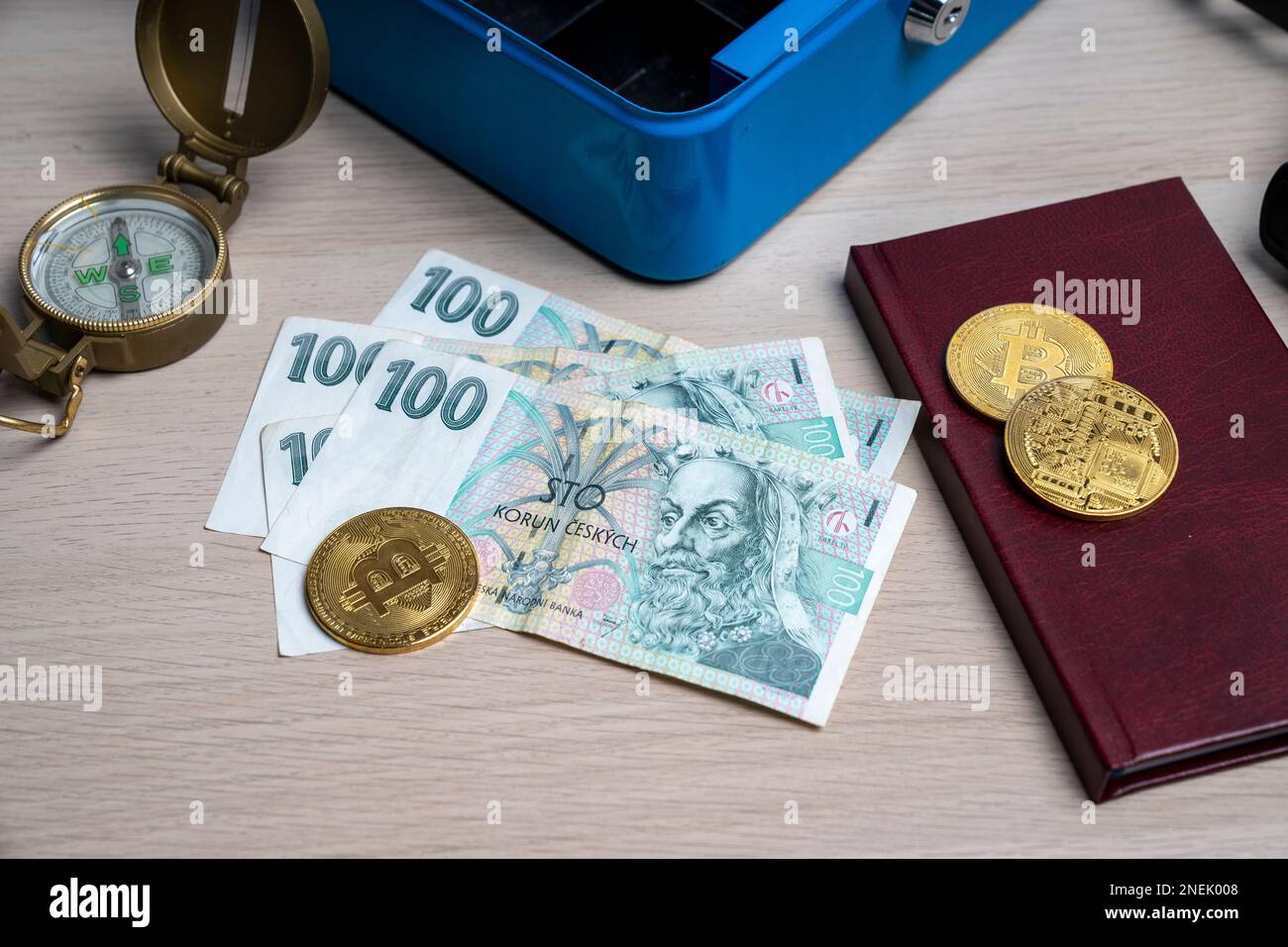 Banconota da 100 korun della Repubblica ceca. Ritratto di Re Karel IV o Carlo IV in denaro ceco. Moneta europea. Foto Stock